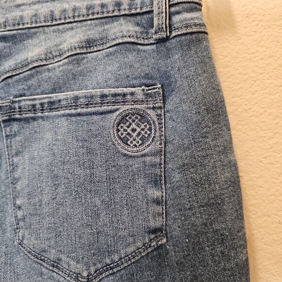 Laurie Felt Forever Floral Jeans with Frayed Hem Size 6 - Picture 6 of 10